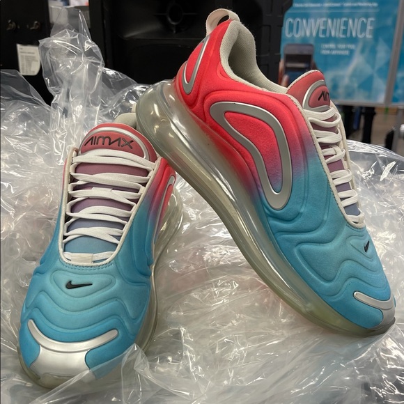 Woman’s Nike Air Max 720 in Pink Sea, size (10) - Picture 2 of 8